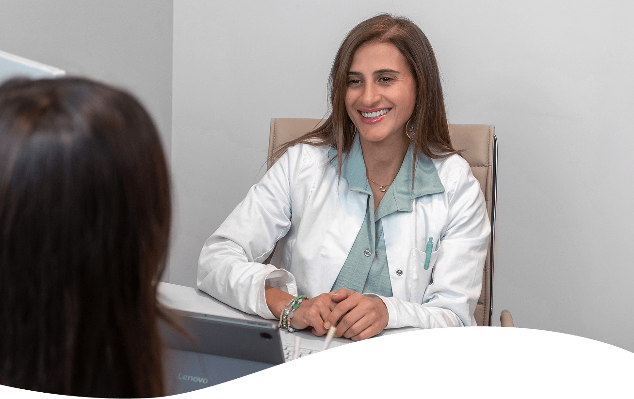 Gynäkologin spricht mir ihrer Patientin.