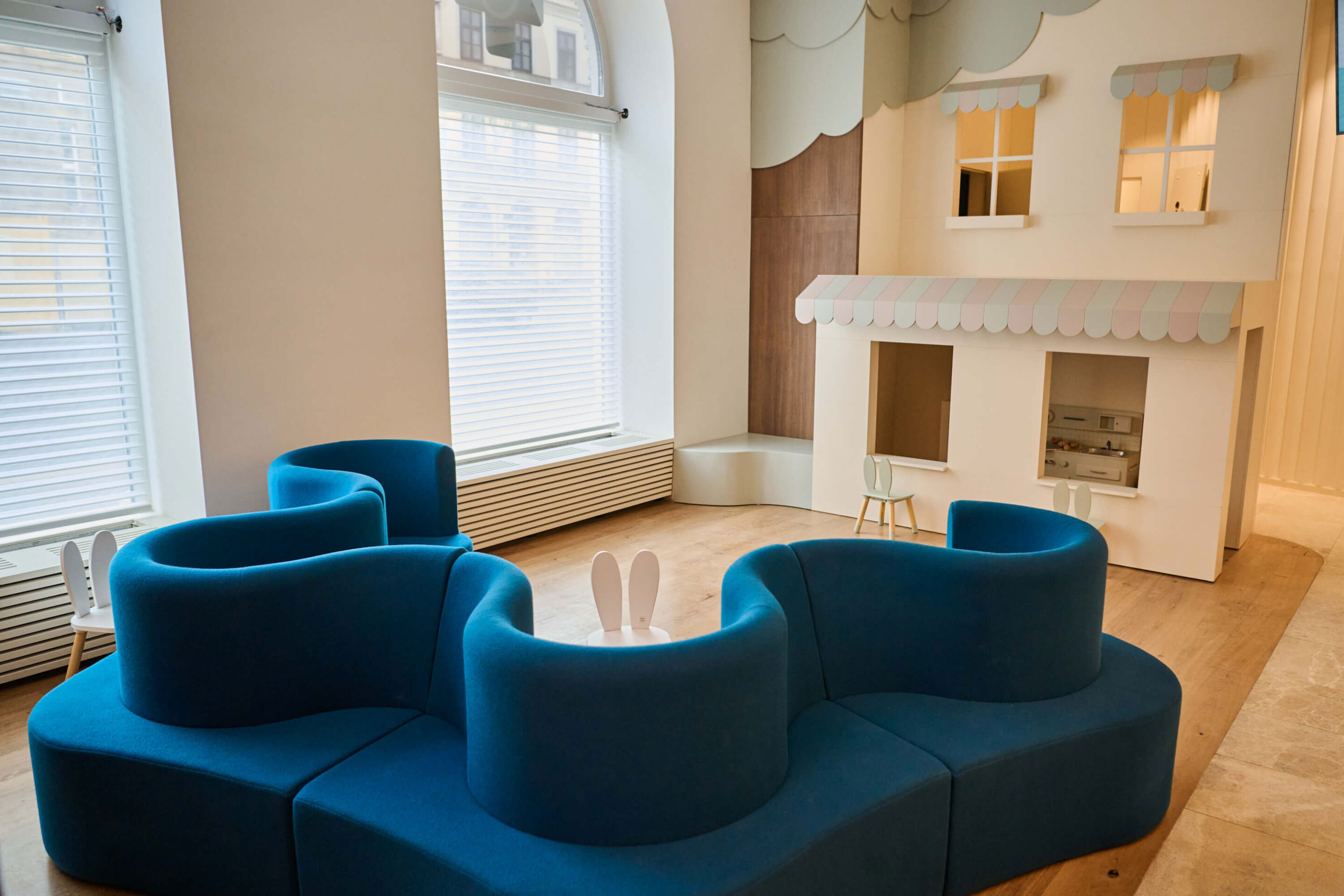 Therapieraum bei Medion mit Liege und diversen Therapie Assets.