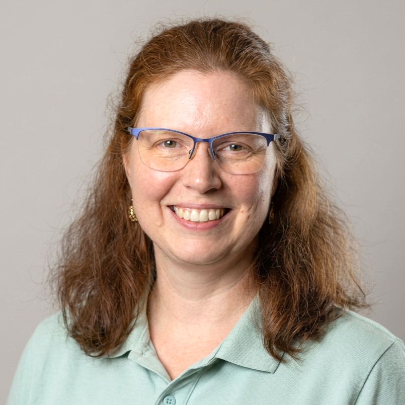 Christina_Siebinger Frau mit offenen braunen Haaren lacht.